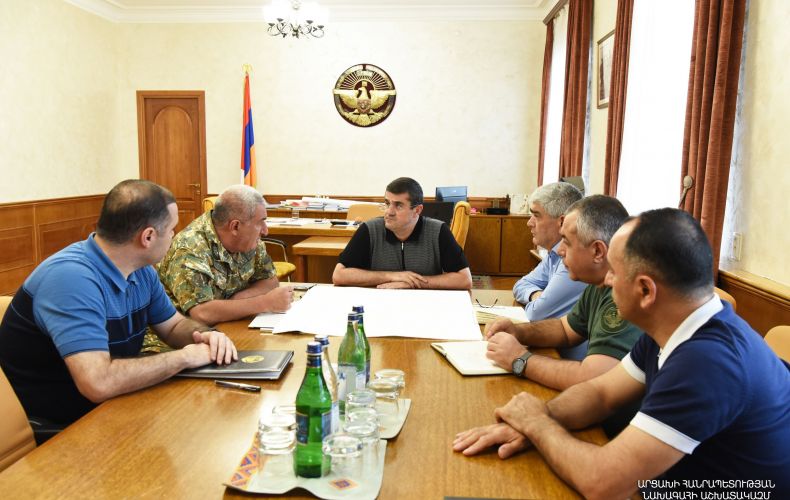 Президент Республики Арцах Араик Арутюнян созвал совещание с участием представителей силовых структур