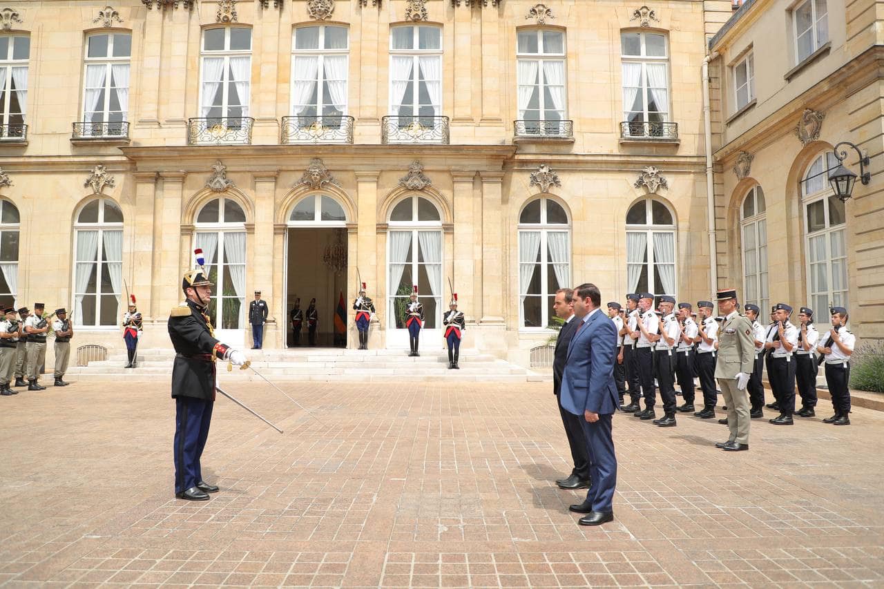 Сурен Папикян встретился с министром вооруженных сил Франции Себастьеном Лекорню