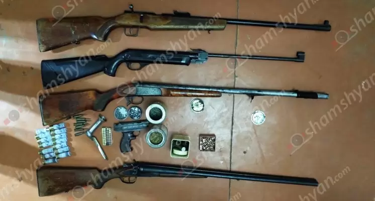 82-ամյա պապիկի մոտ  հայտնաբերվել է մեծ քանակի, այդ թվում՝ անօրինական պահվող զենք-զինամթերք