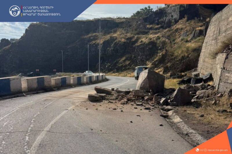 Օշականի ոլորաններից դեպի Ձորակ թաղամաս տանող ճանապարհին ժայռաբեկորը պոկվել է և ընկել ճանապարհի երթևեկելի հատված