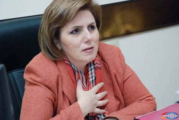 Նախկին նախարար Հասմիկ Պողոսյանը կոչ է անում մշակույթի ներկայացուցիչներին՝ կանգնել ցուցարարների և ոստիկանների միջև