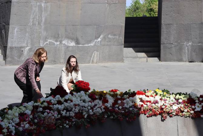ՀՀ-ում ԱՄՆ դեսպանը և Հանա Թոբուրնն այցելել են Հայոց ցեղասպանության հուշահամալիր