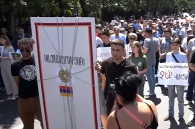 «Դիմադրության» շարժման երթը շարժվեց դեպի ՍԴ. Նրանք տանում են «շղթայված» Սահմանադրությունը