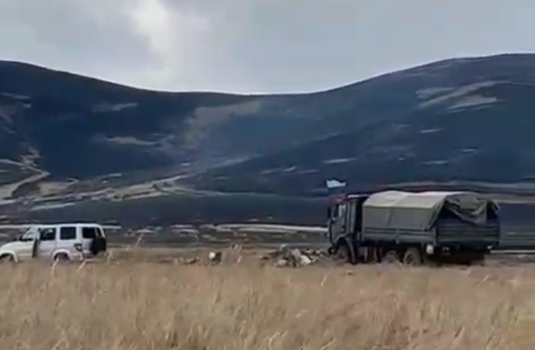 Հրապարակվել է տեսանյութ՝ ինչպես է ադրբեջանական զինուժը գնդակոծում ՌԴ ԱԴԾ տրանսպորտային միջոցները