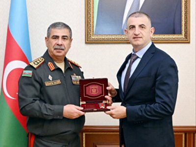 Ադրբեջանի պաշտպանության նախարարը մեդալ է հանձնել թուրքական Baykar ընկերության տնօրենին