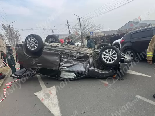Խոշոր ավտովթար Արմավիր քաղաքում. բախվել են «Kia Forte»-ն ու «Nissan Rogue»-ը. վերջինը գլխիվայր շրջվել է. կան վիրավորներ