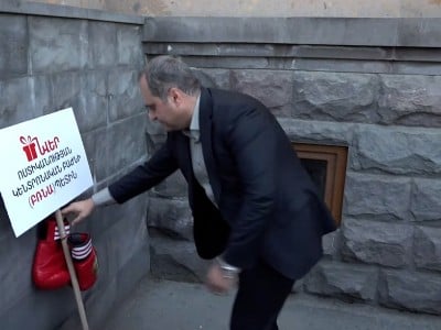 Փաստաբանները բռնցքամարտի ձեռնոցներ են «նվեր» տարել Կենտրոնի ոստիկանապետի համար
