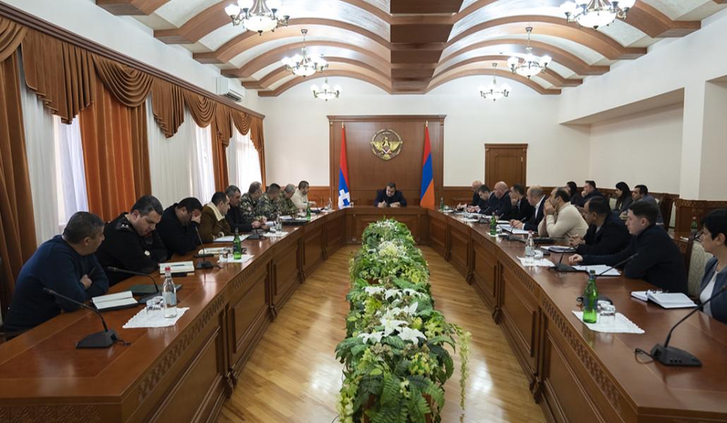 На рынке бензина и дизельного топлива наблюдается дефицит запасов, важно соблюдать строгий режим экономии: В Оперативном штабе состоялось совещание