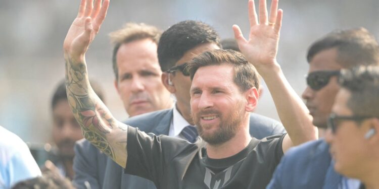Վանդալիզմ, նետված աթոռներ և զայրացած երկրպագուներ. Մեսսիի այցը Հնդկաստան վերածվել է քաոսի