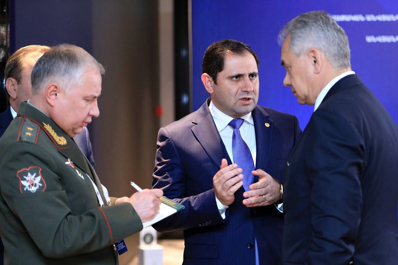 Նիստից անմիջապես հետո կարճ առանձնազրույց են ունեցել Հայաստանի և ՌԴ պաշտպանության նախարարները