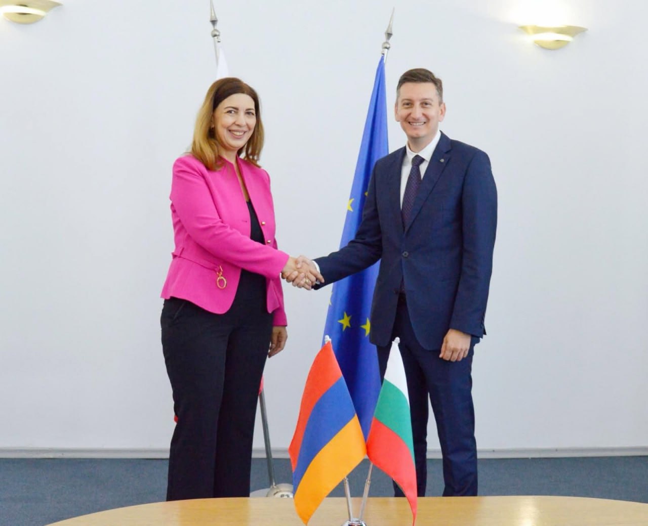 Բուլղարիայում ՀՀ դեսպան Ծովինար Համբարձումյանը հանդիպել է Բուլղարիայի նորարարության և թվային փոխակերպման նախարար Իվան Վասիլևի հետ