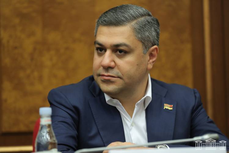 Փնտրվում է թեկնածու. «Հրապարակ»