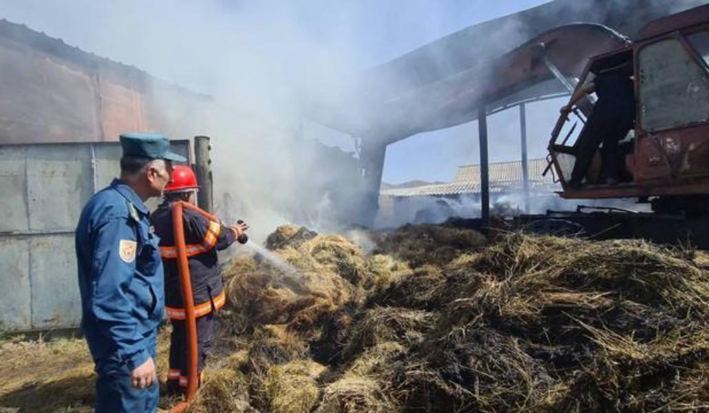 Սյունիքի Ծավ գյուղում մոտ 600 հակ պահեստավորած անասնակեր է այրվել