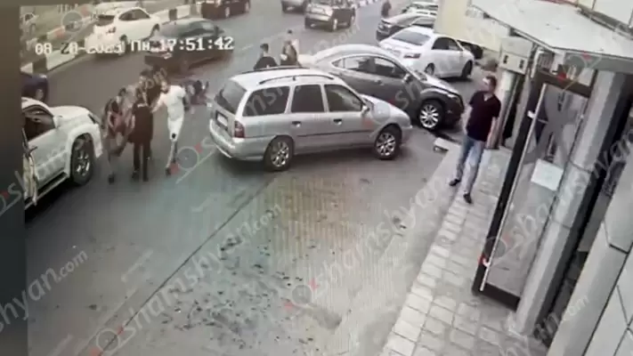 Երևանում մոպեդ է կողաշրջվել (տեսանյութ)