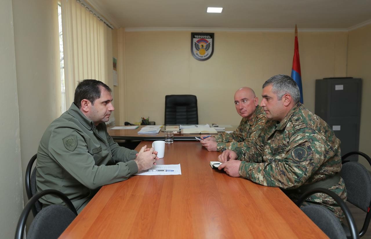 Սուրեն Պապիկյանն առանձնազրույցներ է ունեցել սպաների հետ