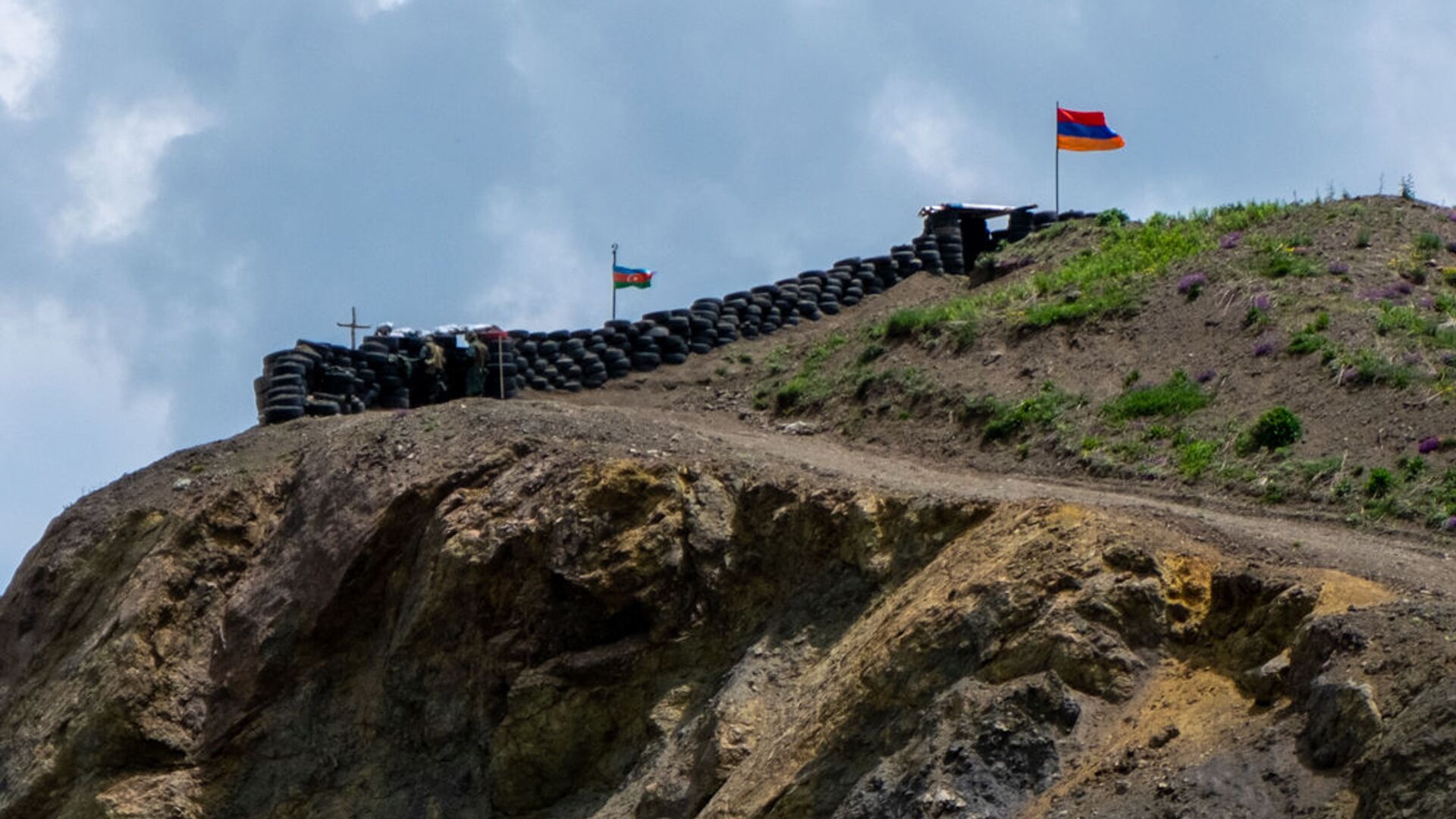 Вдоль границы Армении и Арцаха наблюдается передвижение азербайджанских вооруженных сил и тяжелой техники: Товмасян