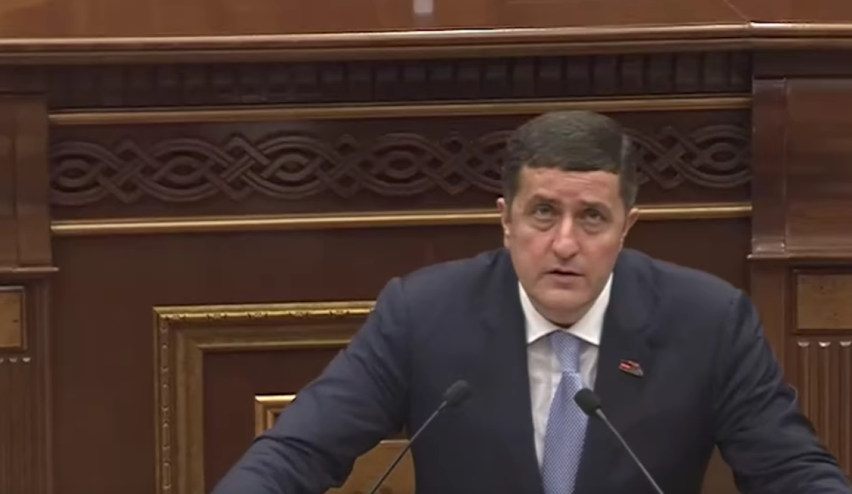 Թող չմտածեն, որ Սամվել Կարապետյանից կամ մեզնից որևէ մեկը կարող է խլել այս գրիչը. խլել եք, որովհետև nւժայիններն են ձերը. Դավիթ Ղազինյան