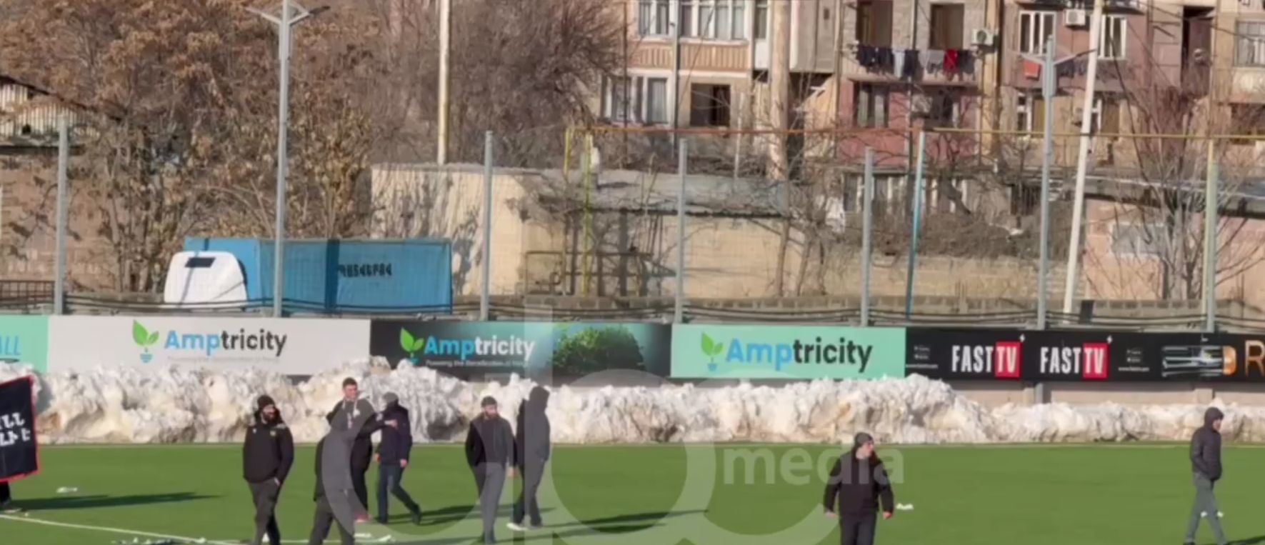 ՖԱՖ շարժման անդամներն ներխուժել են խաղադաշտ և կասեցրել «Արարատ»-«Գանձասար» հանդիպումը (տեսանյութ)