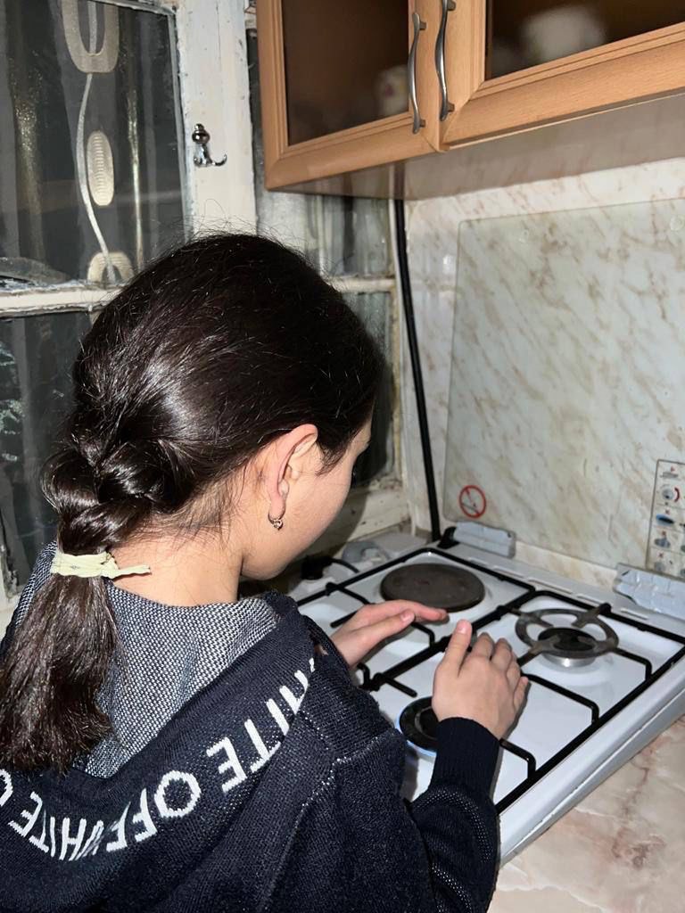 Օրվա կադր․ արցախցի երեխան փորձում է տաքացնել ձեռքերը գազօջախի մոտ