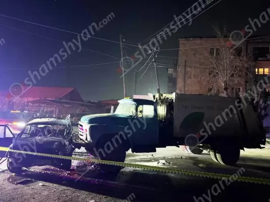 Խոշոր ավտովթար Էջմիածին քաղաքում. բախվել են «ԶԻԼ»-ն ու «06»-ը, կա վիրավոր
