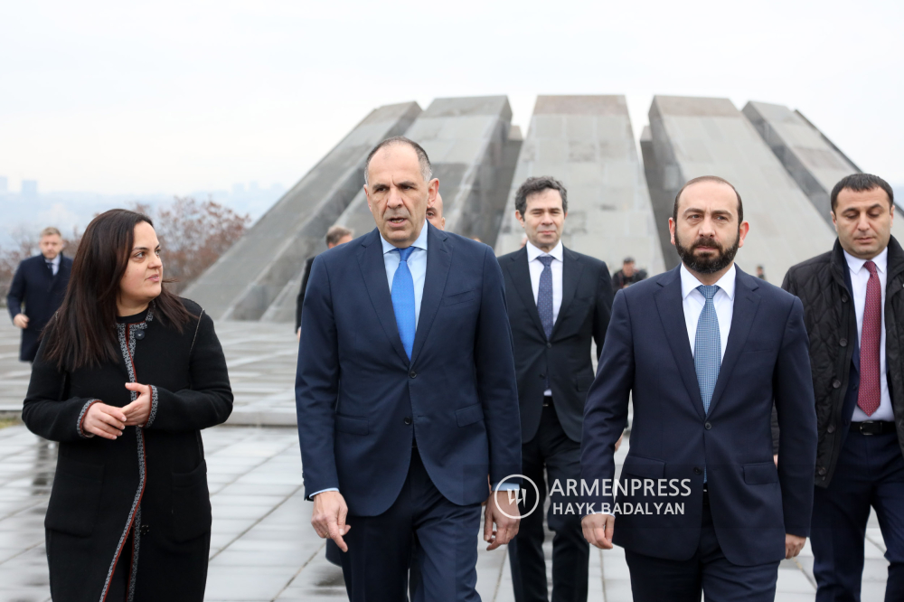 Հունաստանի ԱԳ նախարարը հարգանքի տուրք է մատուցել Հայոց ցեղասպանության զոհերի հիշատակին