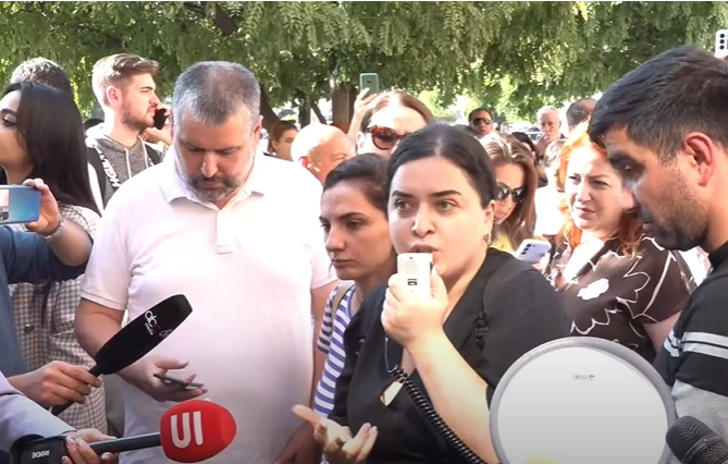 Քաղաքացիները բողոքի ակցիա են իրականացնում կառավարության դիմաց․ Ուղիղ