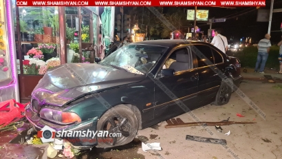 Երևանում BMW-ն տապալել է գովազդային վահանակը, կոտրել նստարանն ու հայտնվել ծաղկի սրահի մուտքի մոտ