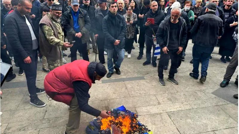 Վրաստանի խորհրդարանի դիմաց այրել են ԵՄ դրոշը