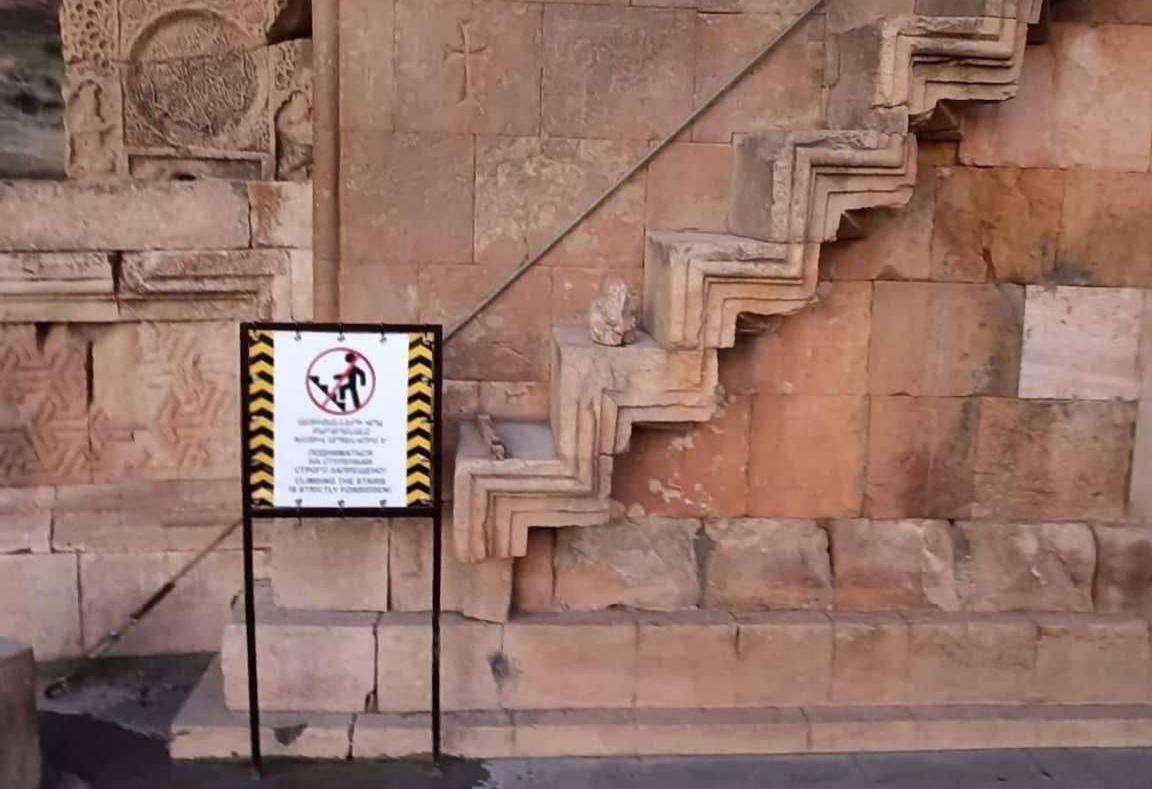 Նորավանքի Աստվածածին եկեղեցու՝ երկրորդ հարկ տանող աստիճանների մոտ տեղադրվել են արգելող ցուցանակներ