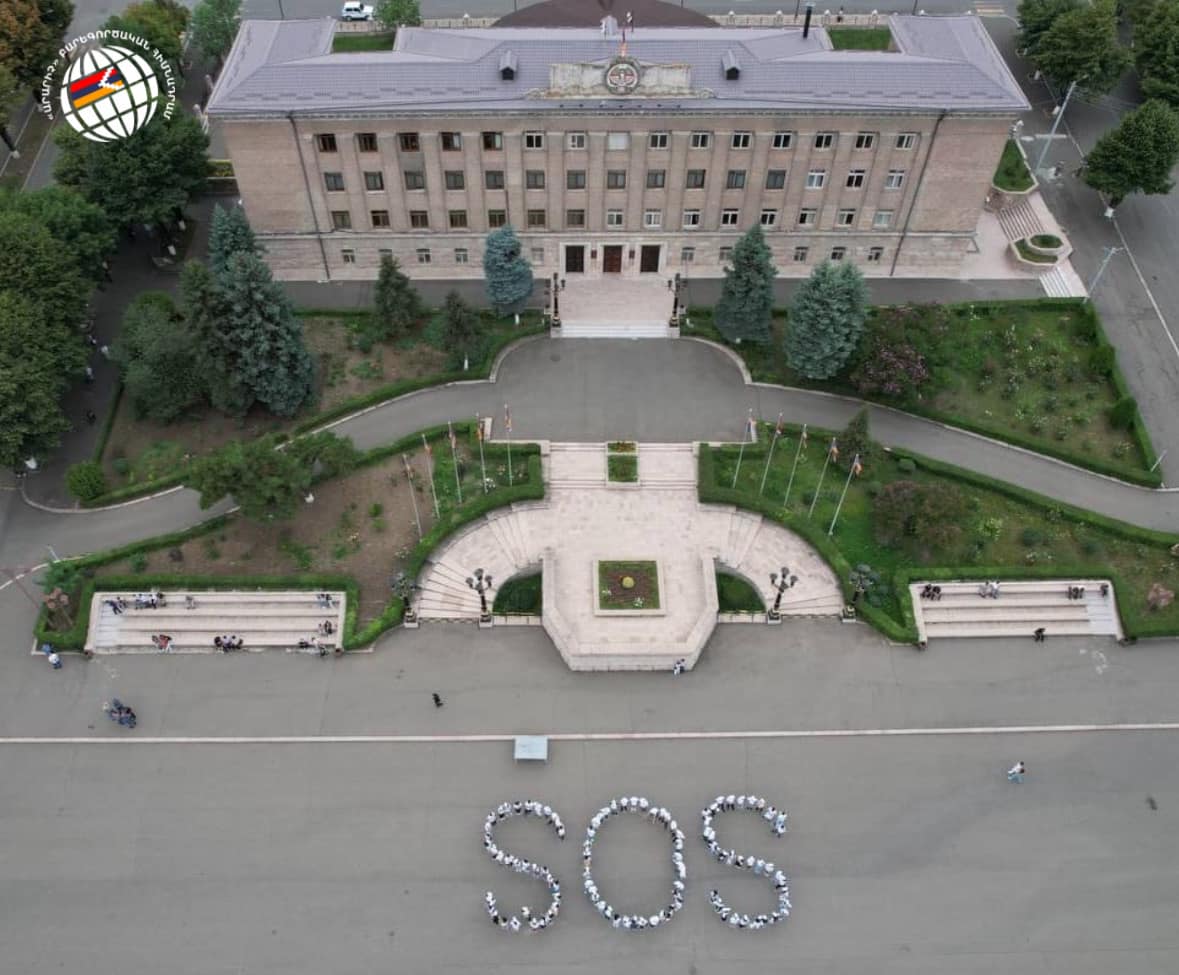 Պաշարված Արցախի սրտում կազմակերպվել է ֆլեշմոբ` SOS վերտառությամբ