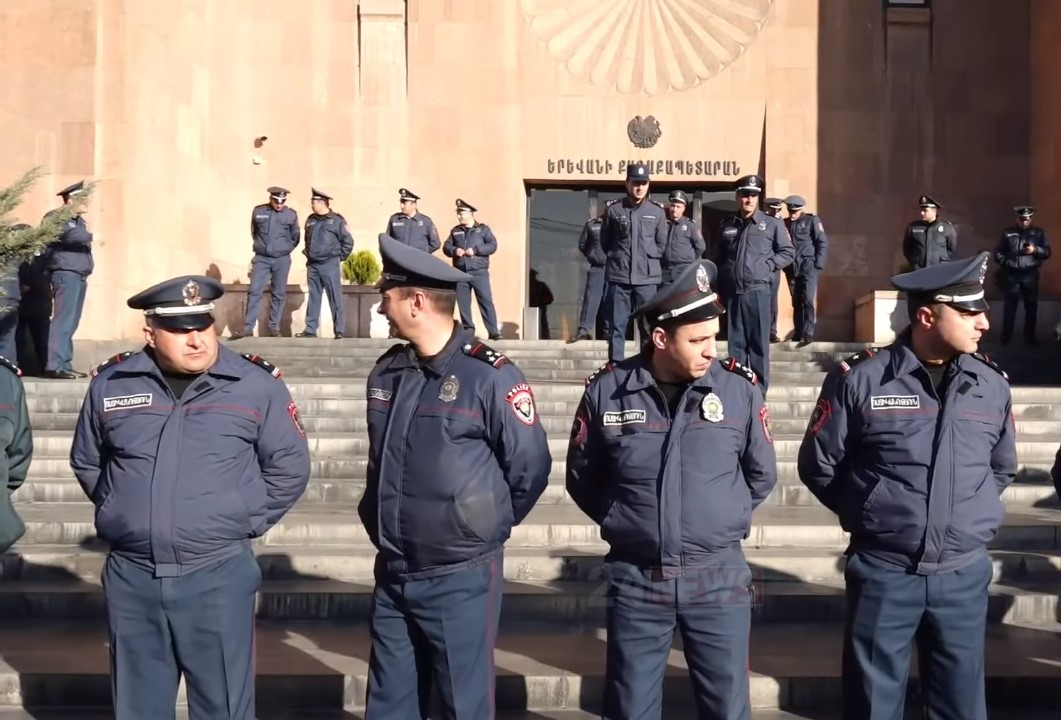 Քաղաքապետարանի դիմաց մեծ թվով ոստիկաններ են հավաքված. Ավագանին այսօր քննարկելու է տրանսպորտի թանկացման հարցը