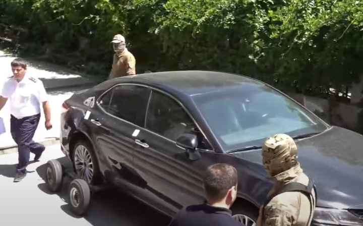Քննիչը խաբելով մտել է Արցախի ներկայացուցչություն, դարպասը ջարդել են ու առգրավել Արցախի նախագահի մեքենան. փաստաբան