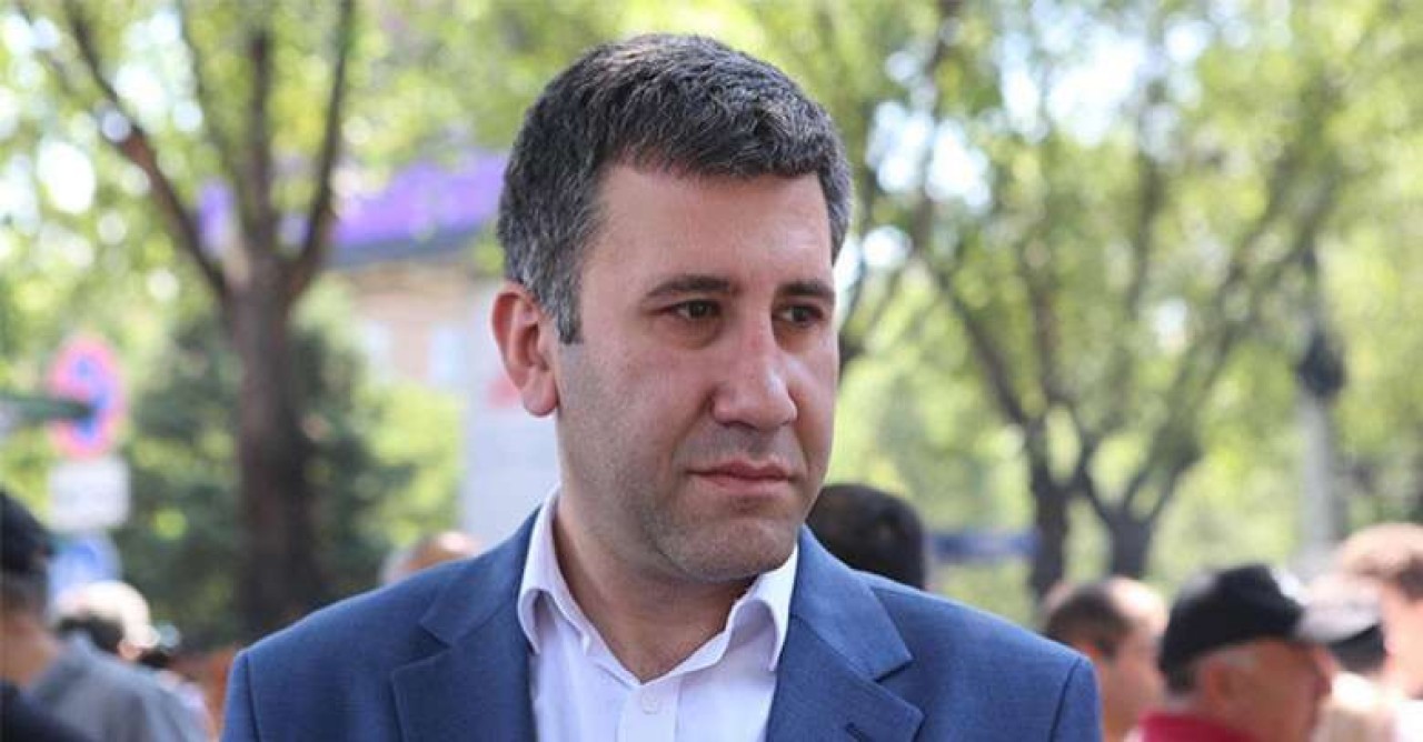 Հավաքին մասնակցելու համար «նյութապես շահագրգռելու» հոդվածով մեղադրվող Նարեկ Թևոսյանի կալանքի ժամկետը երկարացվել է. փաստաբան