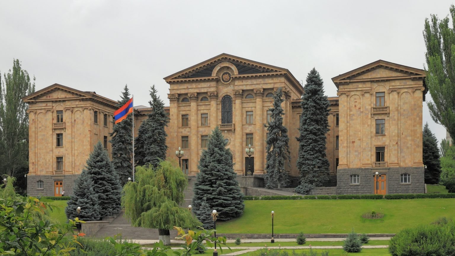 Ով կփոխարինի Արմեն Փամբուխչյանին