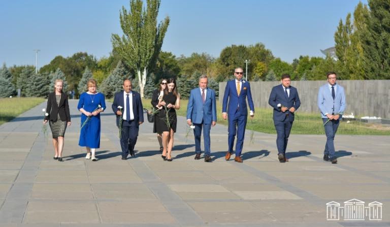Չեխիայի խորհրդարանի Պատգամավորների պալատի պատվիրակությունն այցելել է Ծիծեռնակաբերդի հուշահամալիր