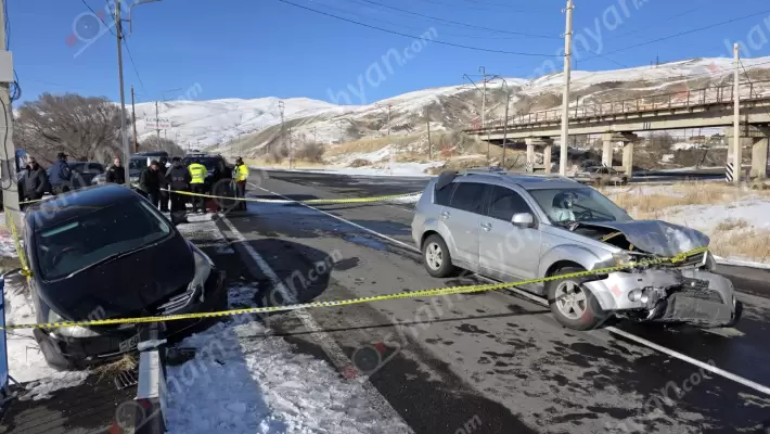 Ճամբարակում բախվել են «Mitsubishi Outlander»-ը և դի տեղափոխող  «Mitsubishi Grandis»-ը․ վերջինը բախվել է կամրջի արգելապատնեշին․ կա վիրավոր