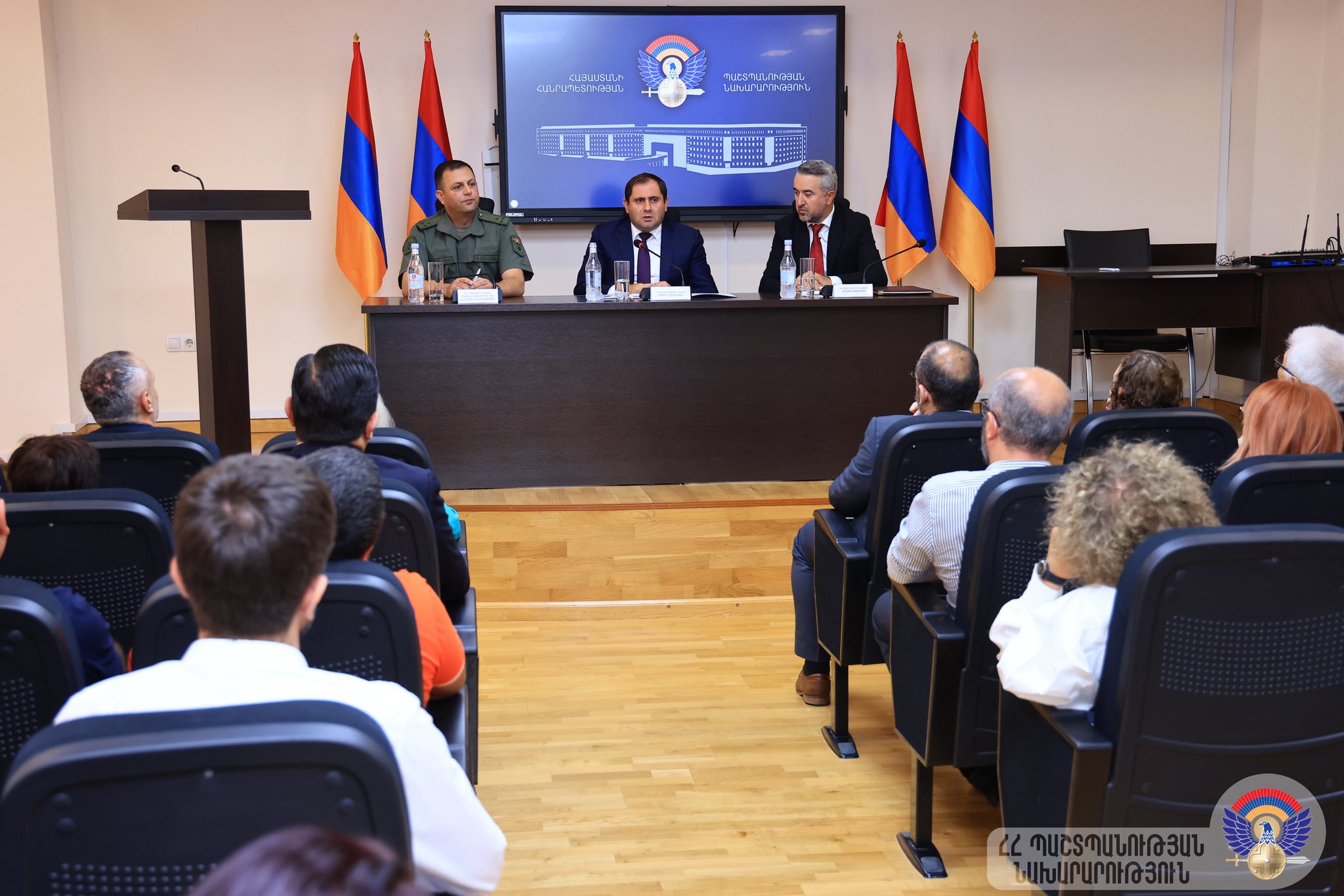 Պաշտպանության նախարար Սուրեն Պապիկյանը հանդիպել է Հանրային խորհրդի անդամների հետ