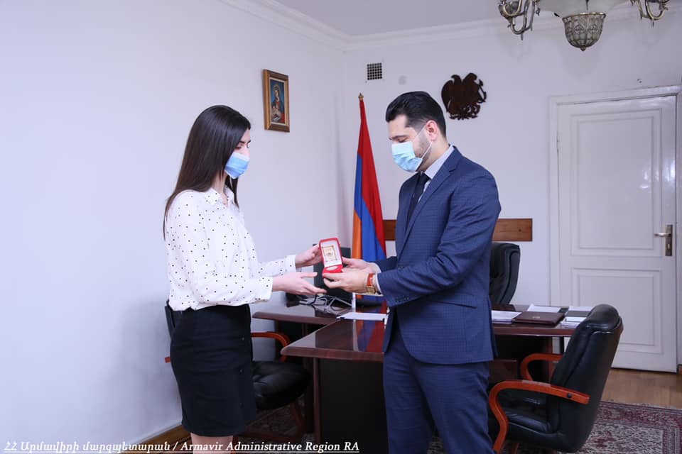 Արմավիրի մարզպետը ոսկե մեդալներ է հանձնել 2019-2020 ուսումնական տարվա շրջանավարտներին