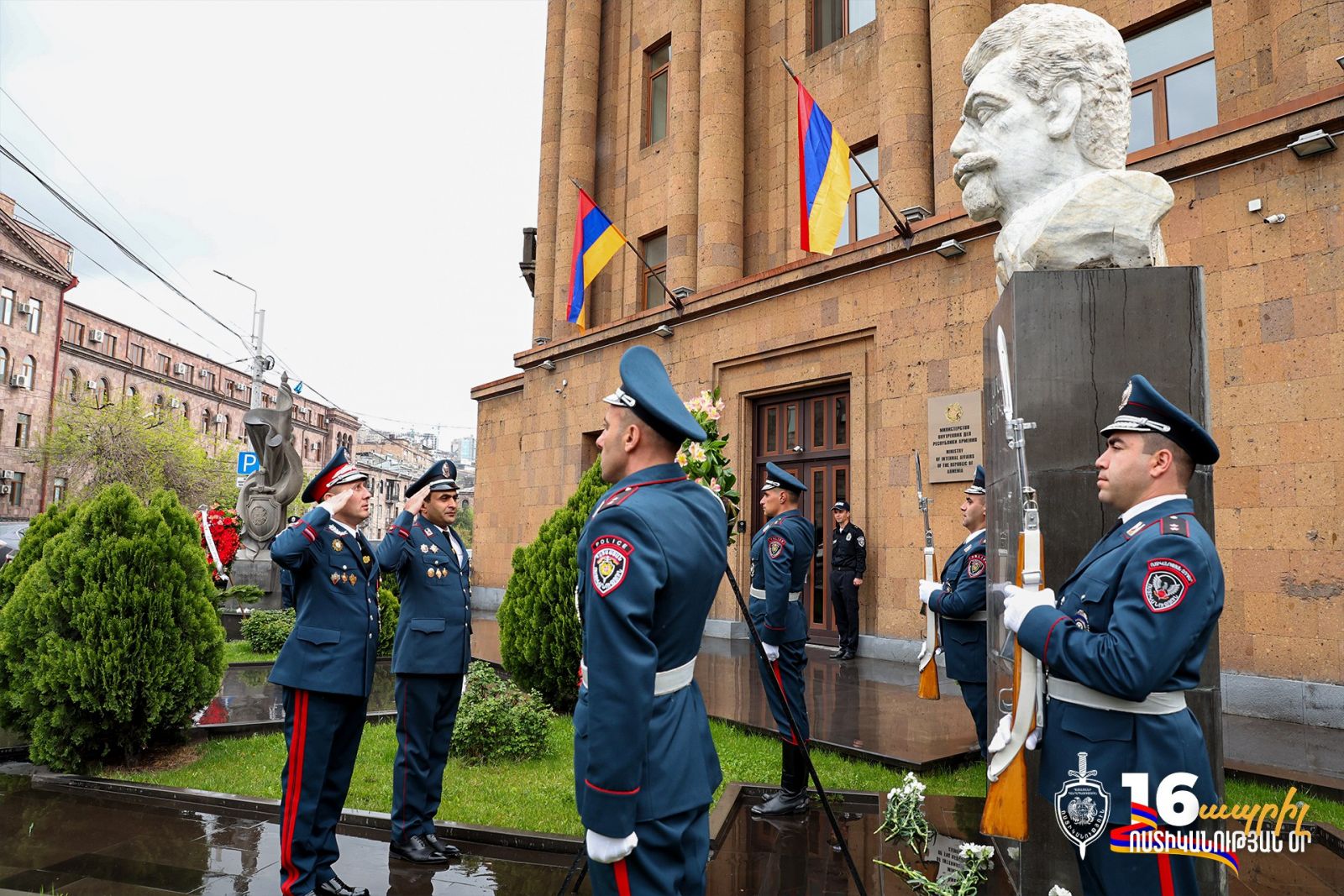 Հարգանքի տուրք՝ ներքին գործերի առաջին նախարար Արամ Մանուկյանի հիշատակին