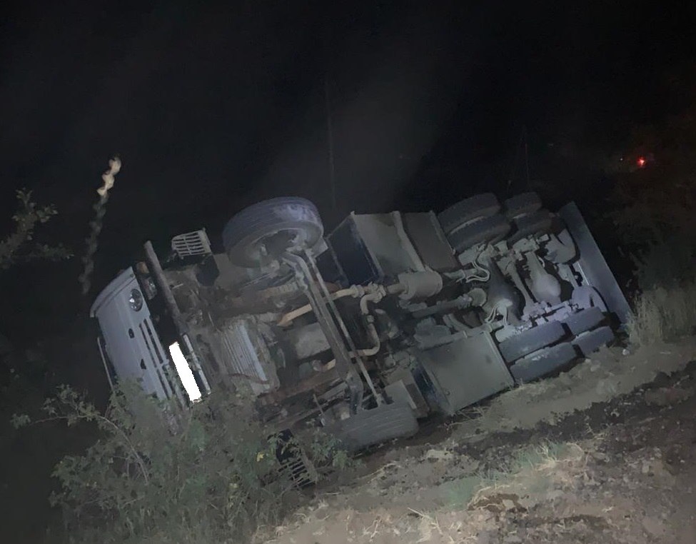 «KamAZ» մակնիշի բեռնատարը դուրս է եկել ճանապարհի երթևեկելի հատվածից և կողաշրջվել հարակից ձորակը