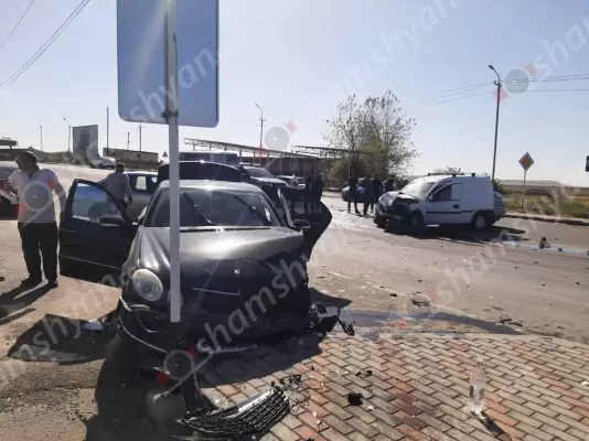 Եղվարդ քաղաքի սկզբնամասում բախվել են «Mercedes»-ը, «Volkswagen Golf»-ն ու «Opel»-ը. կա 2 վիրավոր