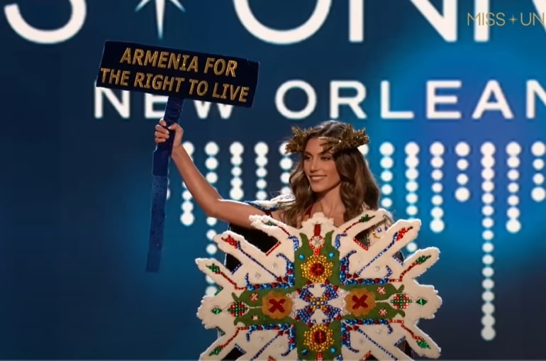 ԱՄՆ-ում «Միսս Տիեզերք» մրցույթի հայ մասնակիցը բեմ է դուրս եկել «Հայաստանը՝ հանուն ապրելու իրավունքի» պաստառով․ տեսանյութ