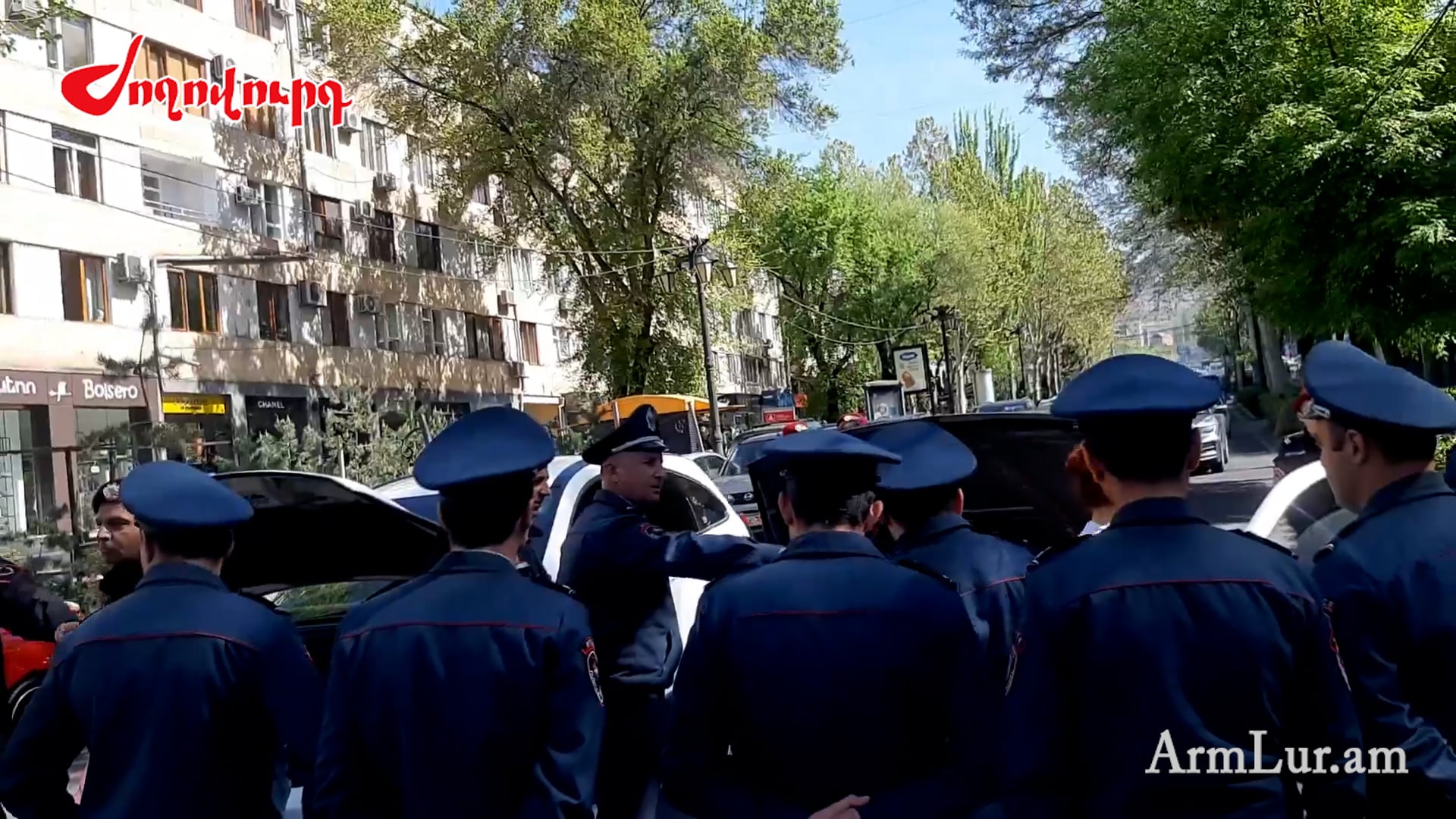 Քաղաքացիները ավտոմեքենաներով փակել են Աբովյան փողոցը․ ինչ է կատարվում