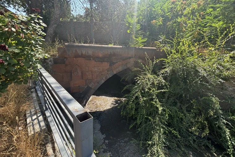 Նորքի (Գետառի) պատմական կամրջի շուրջ կառուցված ինքնակամ պարիսպները ապամոնտաժվել են