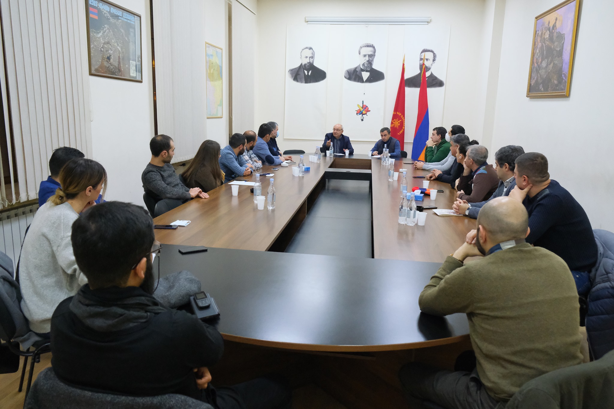 Վազգեն Մանուկյանը հանդիպել է քաղաքագետների, ռազմական և մեդիա փորձագետների հետ