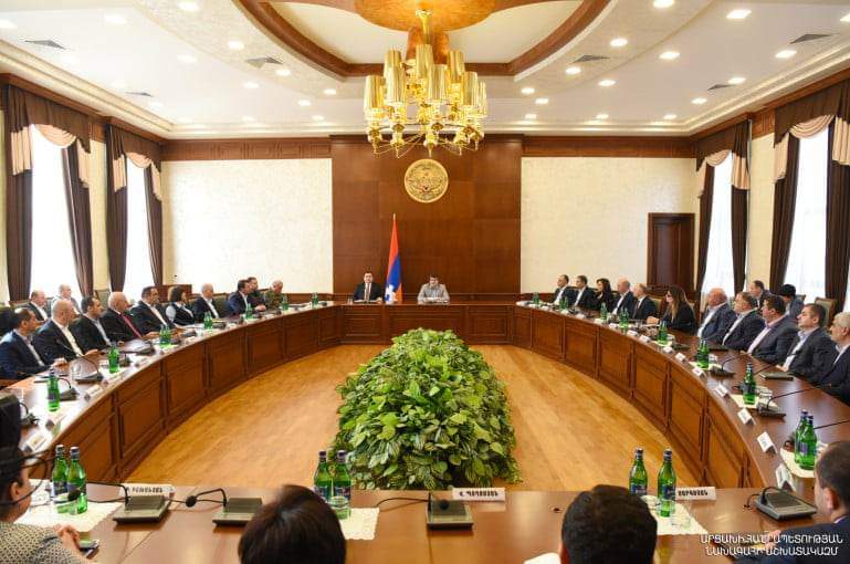 Բացառված է Ադրբեջանի հետ ինտեգրացիոն որևէ գործընթաց․ Արայիկ Հարությունյանը ներկայացրել է ԱՀ նորանշանակ պետնախարարին