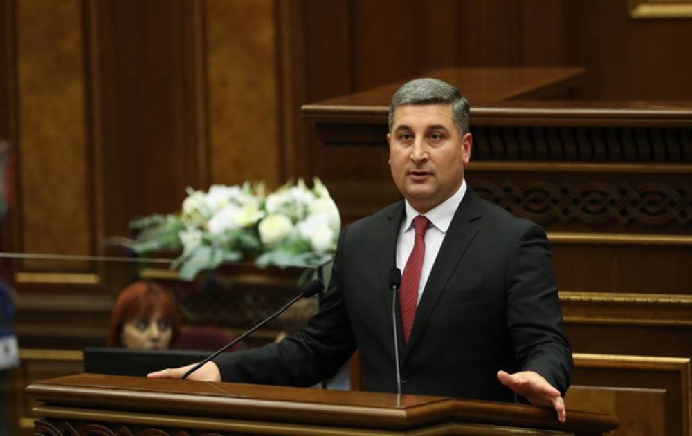 Այդպես էլ մեր երկրում չգտանք շինարարական ընկերություններ, որոնք կարող են երկու իրար հաջորդող ասֆալտի կարն այնպես անել, որ չնկատվի. Սանոսյան