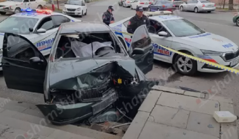 Երևանում «Շկոդան» բախվել է բազալտե սանդուղքներին և հենապատին. վարորդը տեղում մահացել է
