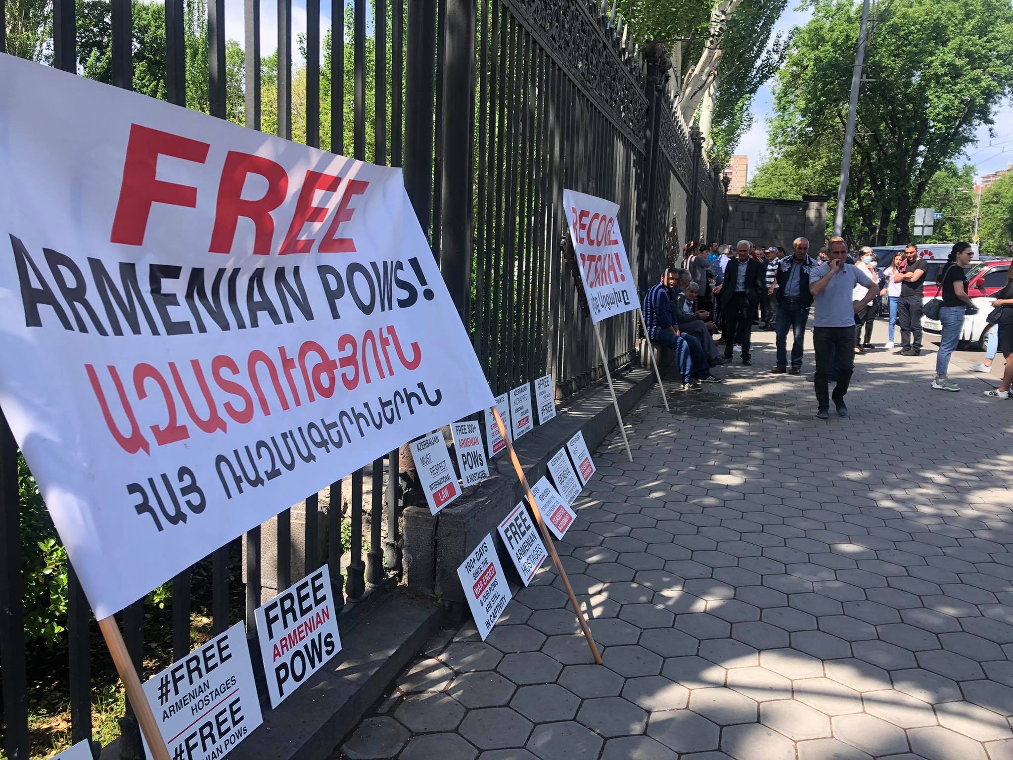 "Свобода армянским военнопленным": акция перед зданием НС и посольствами