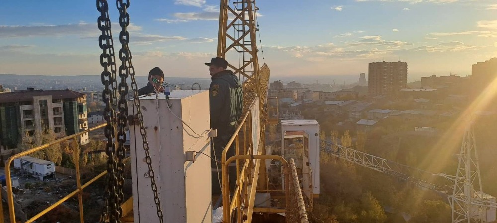 Ողբերգական դեպք Երևանում․ փրկարարները 40 մետր բարձրությամբ վերամբարձ կռունկի խցիկից մեծ դժվարությամբ դուրս են բերել տղամարդու դի